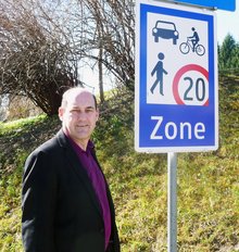 Bürgermeister Johann Zweimüller begutachtet die neue Begegnungszone