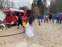 Feuerlöscher Übung in der Schule am Freitag, 25. November 2022